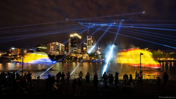 Lichtshow auf dem Main in Frankfurt gegenüber der Skyline beim Paulskirchenfest 2023