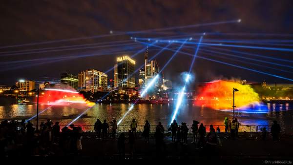 Lichtshow auf dem Main in Frankfurt gegenüber der Skyline beim Paulskirchenfest 2023