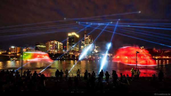 Lichtshow auf dem Main in Frankfurt gegenüber der Skyline beim Paulskirchenfest 2023