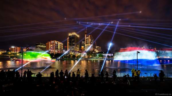 Lichtshow auf dem Main in Frankfurt gegenüber der Skyline beim Paulskirchenfest 2023