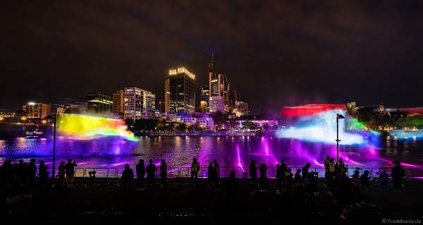 Lichtshow auf dem Main in Frankfurt gegenüber der Skyline beim Paulskirchenfest 2023