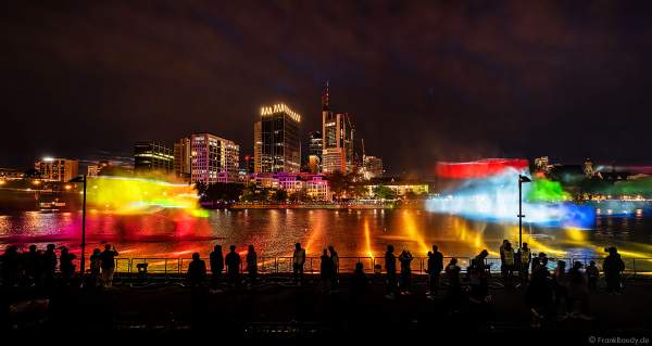 Lichtshow auf dem Main in Frankfurt gegenüber der Skyline beim Paulskirchenfest 2023