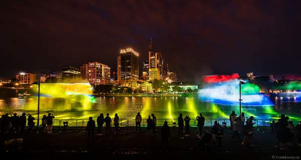 Lichtshow auf dem Main in Frankfurt gegenüber der Skyline beim Paulskirchenfest 2023