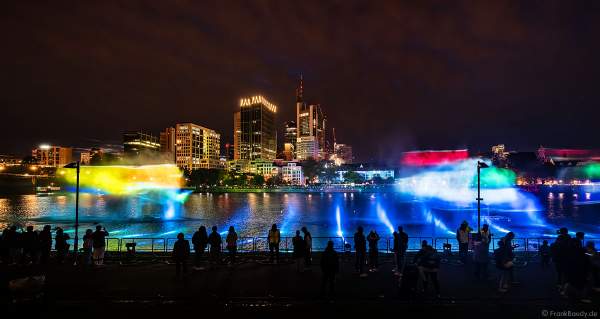 Lichtshow auf dem Main in Frankfurt gegenüber der Skyline beim Paulskirchenfest 2023