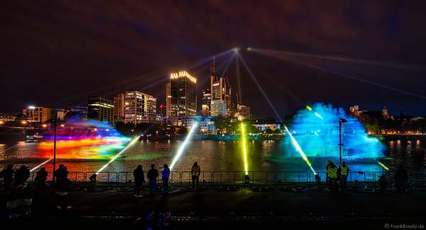Lichtshow auf dem Main in Frankfurt gegenüber der Skyline beim Paulskirchenfest 2023