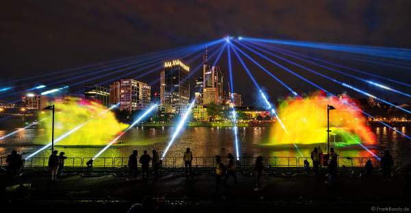 Lichtshow auf dem Main in Frankfurt gegenüber der Skyline beim Paulskirchenfest 2023