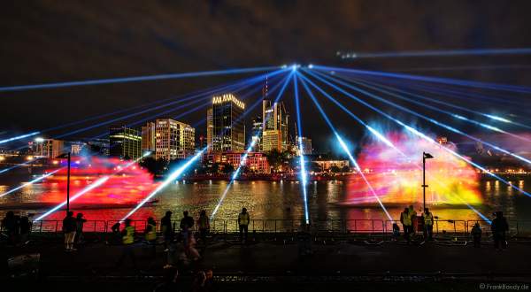 Lichtshow auf dem Main in Frankfurt gegenüber der Skyline beim Paulskirchenfest 2023