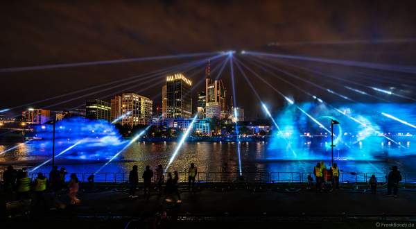 Lichtshow auf dem Main in Frankfurt gegenüber der Skyline beim Paulskirchenfest 2023