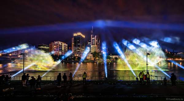 Lichtshow auf dem Main in Frankfurt gegenüber der Skyline beim Paulskirchenfest 2023