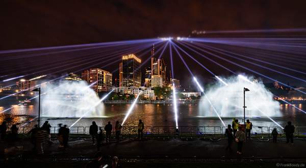 Lichtshow auf dem Main in Frankfurt gegenüber der Skyline beim Paulskirchenfest 2023