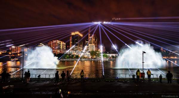 Lichtshow auf dem Main in Frankfurt gegenüber der Skyline beim Paulskirchenfest 2023