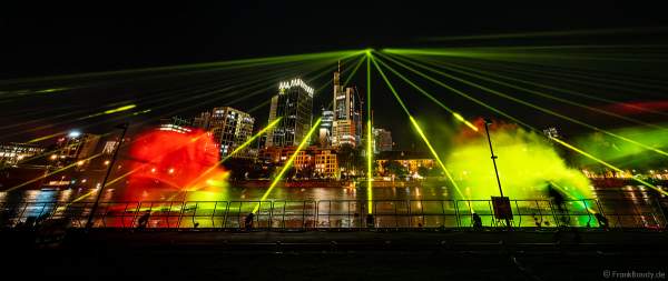 Lichtshow auf dem Main in Frankfurt gegenüber der Skyline beim Paulskirchenfest 2023