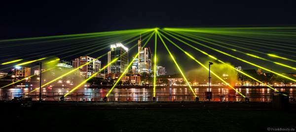 Lichtshow auf dem Main in Frankfurt gegenüber der Skyline beim Paulskirchenfest 2023