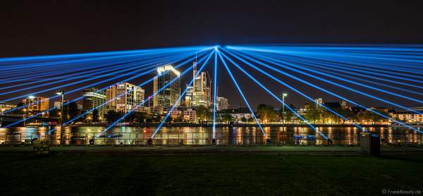 Lichtshow auf dem Main in Frankfurt gegenüber der Skyline beim Paulskirchenfest 2023