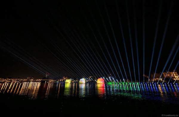 Lichtshow auf dem Main in Frankfurt gegenüber der Skyline beim Paulskirchenfest 2023