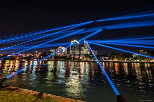 Lichtshow auf dem Main in Frankfurt gegenüber der Skyline beim Paulskirchenfest 2023