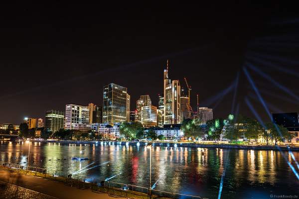 Lichtshow auf dem Main in Frankfurt gegenüber der Skyline beim Paulskirchenfest 2023