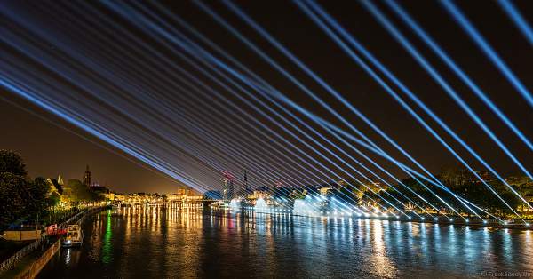 Lichtshow auf dem Main in Frankfurt gegenüber der Skyline beim Paulskirchenfest 2023