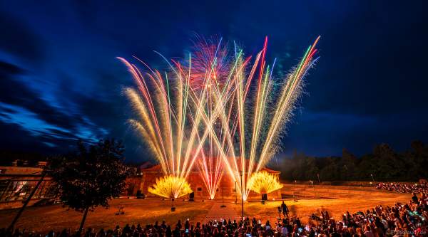 Festungsfest in Germersheim mit Feuerwerk und Flammeneffekten im Stadtpark FRONTE LAMOTTE 2023