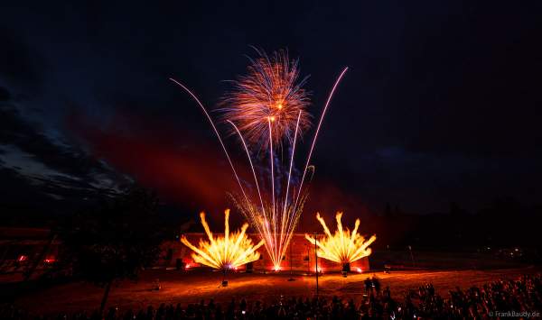 Festungsfest in Germersheim mit Feuerwerk und Flammeneffekten im Stadtpark FRONTE LAMOTTE 2023