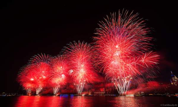 Feuerwerk am 4. Juli beim Unabhängigkeitstag in New York City / Macy's Fourth of July Fireworks - NYC - Independence Day Celebrations
