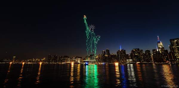 Drohnenshow mit Freiheitsstatue am 4. Juli beim Unabhängigkeitstag in New York City / Drones - Macy's Fourth of July Fireworks - Statue of Liberty - NYC - Independence Day Celebrations 2023