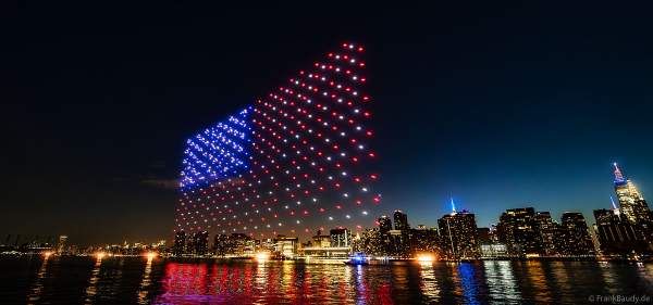 Drohnenshow am 4. Juli beim Unabhängigkeitstag in New York City / Drones - Macy's Fourth of July Fireworks - NYC - Independence Day Celebrations 2023