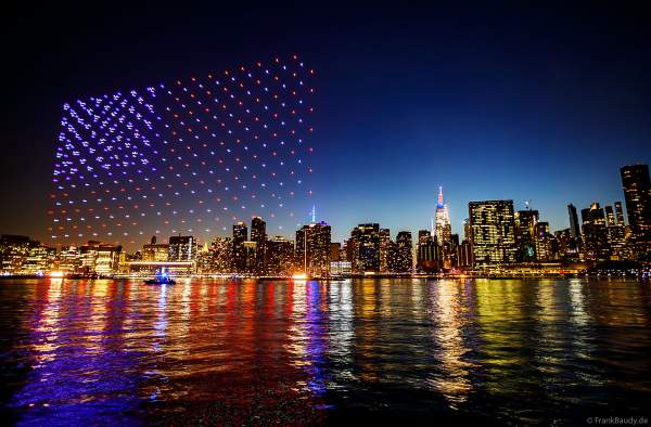 Drohnenshow am 4. Juli beim Unabhängigkeitstag in New York City / Drones - Macy's Fourth of July Fireworks - NYC - Independence Day Celebrations 2023