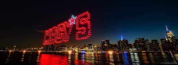 Drohnenshow in New York City am 4. Juli beim Unabhängigkeitstag / Drones - Macy's Fourth of July Fireworks - NYC - Independence Day Celebrations 2023