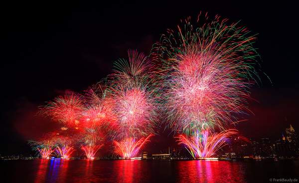 Feuerwerk am 4. Juli beim Unabhängigkeitstag in New York City / Macy's Fourth of July Fireworks - NYC - Independence Day Celebrations