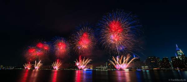 Feuerwerk am 4. Juli beim Unabhängigkeitstag in New York City / Macy's Fourth of July Fireworks - NYC - Independence Day Celebrations