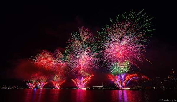 Feuerwerk am 4. Juli beim Unabhängigkeitstag in New York City / Macy's Fourth of July Fireworks - NYC - Independence Day Celebrations