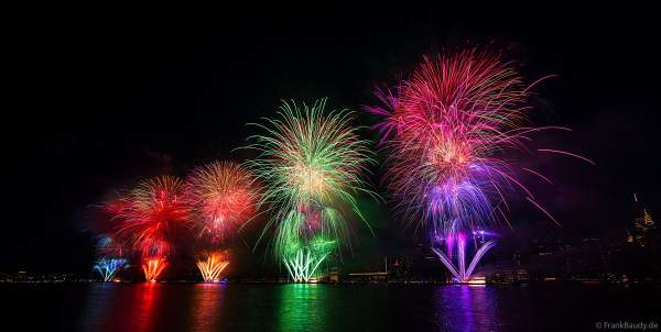 Feuerwerk in New York City am 4. Juli beim Unabhängigkeitstag / Macy's Fourth of July Fireworks - NYC - Independence Day Celebrations