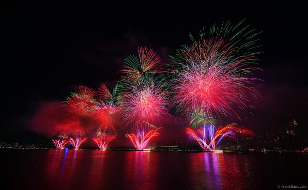 Feuerwerk am 4. Juli beim Unabhängigkeitstag in New York City / Macy's Fourth of July Fireworks - NYC - Independence Day Celebrations