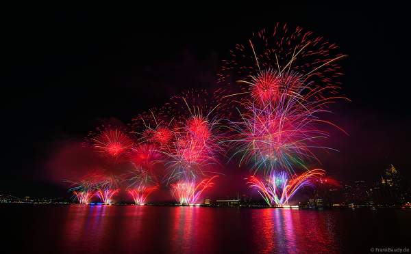 Feuerwerk am 4. Juli beim Unabhängigkeitstag in New York City / Macy's Fourth of July Fireworks - NYC - Independence Day Celebrations