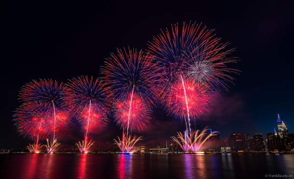 Feuerwerk in New York City am 4. Juli beim Unabhängigkeitstag / Macy's Fourth of July Fireworks - NYC - Independence Day Celebrations