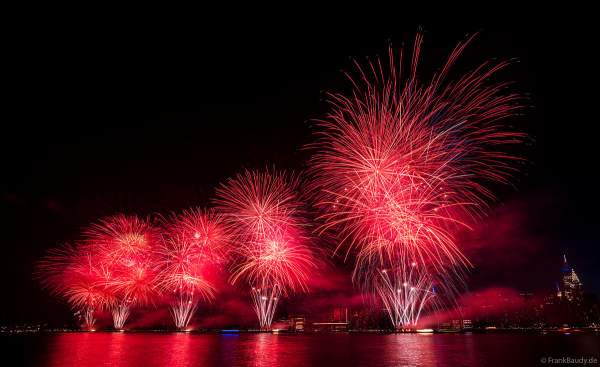 Feuerwerk in New York City am 4. Juli beim Unabhängigkeitstag / Macy's Fourth of July Fireworks - NYC - Independence Day Celebrations