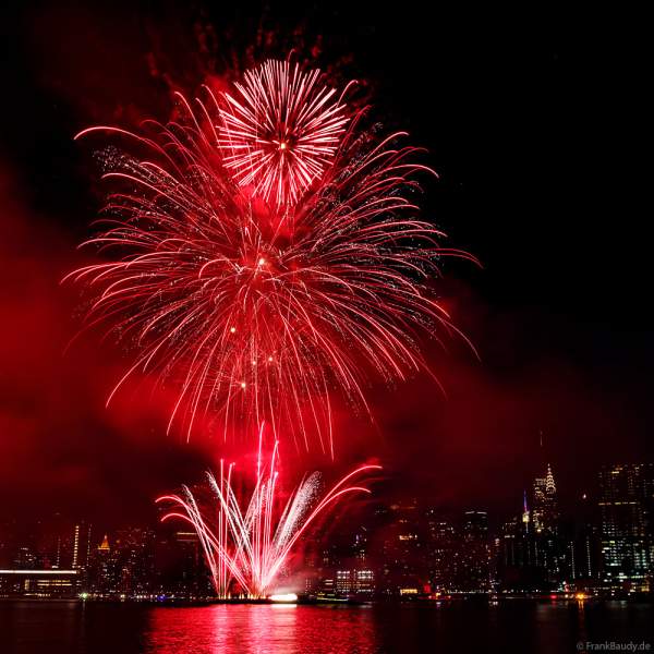 Feuerwerk am 4. Juli beim Unabhängigkeitstag in New York City / Macy's Fourth of July Fireworks - NYC - Independence Day Celebrations