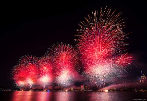 Feuerwerk am 4. Juli beim Unabhängigkeitstag in New York City / Macy's Fourth of July Fireworks - NYC - Independence Day Celebrations