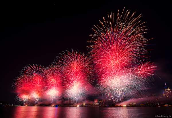 Feuerwerk am 4. Juli beim Unabhängigkeitstag in New York City / Macy's Fourth of July Fireworks - NYC - Independence Day Celebrations