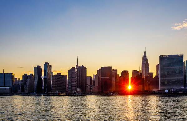 Sonnenuntergang hinter der New Yorker Skyline beim Unabhängigkeitstag am 4. Juli in New York City / Macy's Fourth of July Fireworks - NYC - Independence Day Celebrations