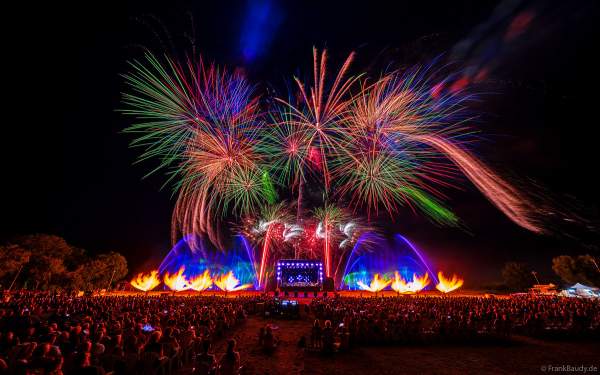 Partytime und Sommerlaune beim Festival Vents d’Est mit Livekonzerten, DJs, einer magischen Wassershow mit Laser, Lichtshow und Feuerwerk