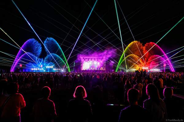 Partytime und Sommerlaune beim Festival Vents d’Est mit Livekonzerten, DJs, einer magischen Wassershow mit Laser, Lichtshow und Feuerwerk