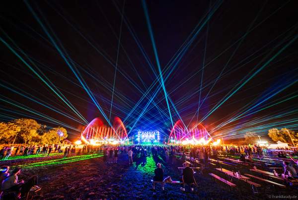 Partytime und Sommerlaune beim Festival Vents d’Est mit Livekonzerten, DJs, einer magischen Wassershow mit Laser, Lichtshow und Feuerwerk