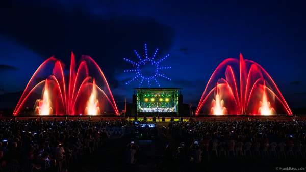 Partytime und Sommerlaune beim Festival Vents d’Est mit Livekonzerten, DJs, einer magischen Wassershow mit Laser, Feuerwerk, Lichtshow und einer Dronenshow