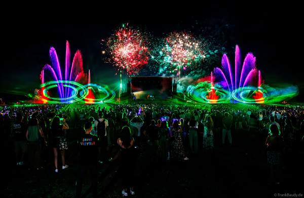 Partytime und Sommerlaune beim Festival Vents d’Est mit Livekonzerten, DJs, einer magischen Wassershow mit Laser, Lichtshow und Feuerwerk