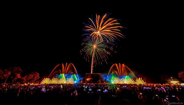 Partytime und Sommerlaune beim Festival Vents d’Est mit Livekonzerten, DJs, einer magischen Wassershow mit Laser, Lichtshow und Feuerwerk