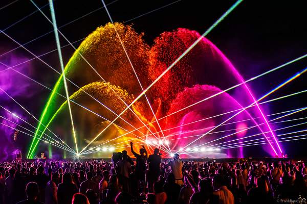 Partytime und Sommerlaune beim Festival Vents d’Est mit Livekonzerten, DJs, einer magischen Wassershow mit Laser, Lichtshow und Feuerwerk