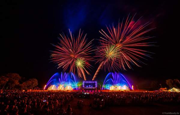 Partytime und Sommerlaune beim Festival Vents d’Est mit Livekonzerten, DJs, einer magischen Wassershow mit Laser, Lichtshow und Feuerwerk