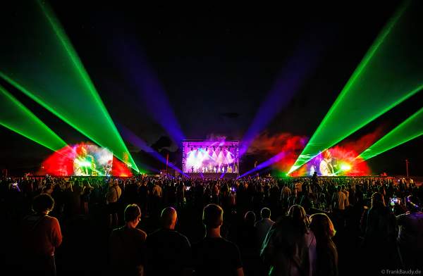 Partytime und Sommerlaune beim Festival Vents d’Est mit Livekonzerten, DJs, einer magischen Wassershow mit Laser, Lichtshow und Feuerwerk